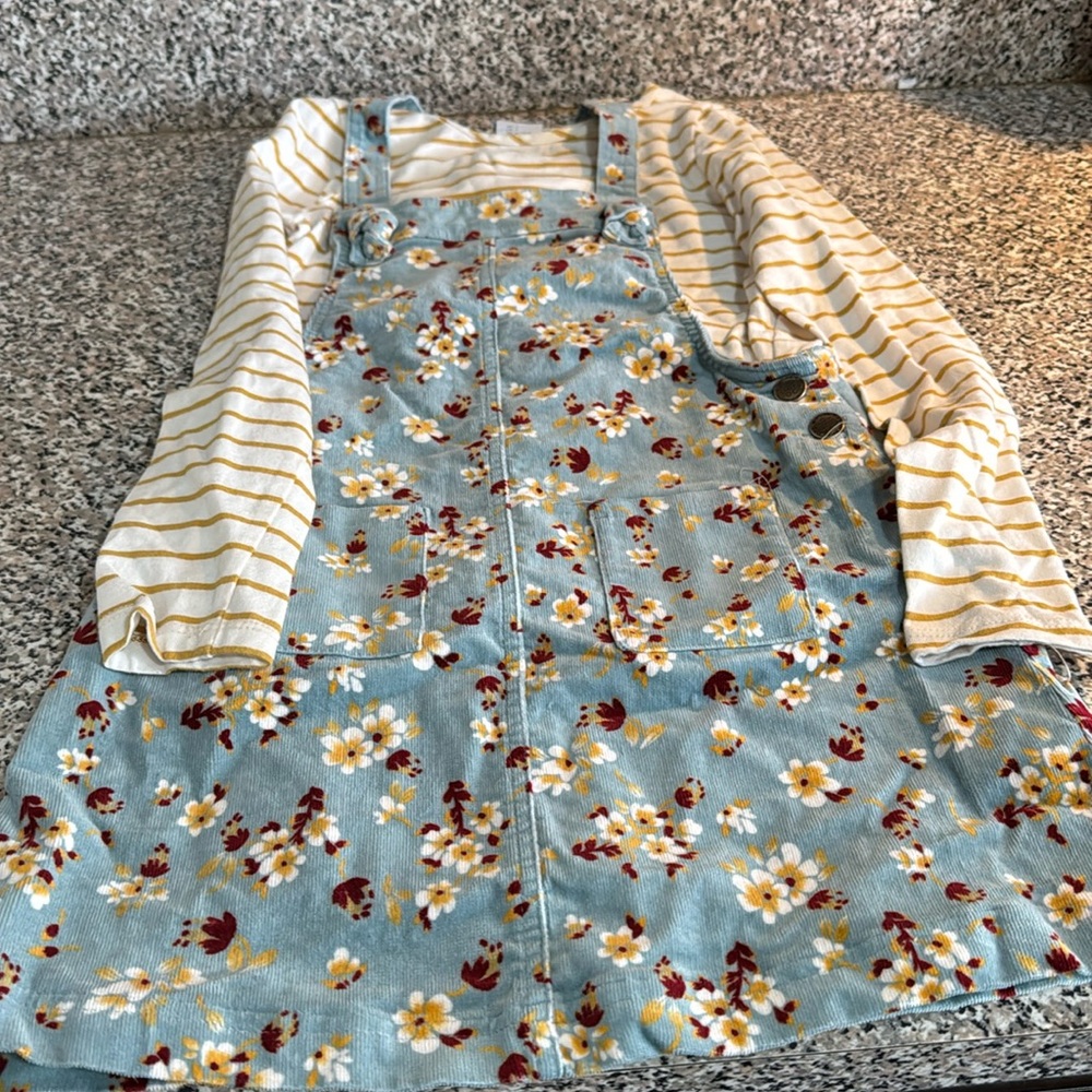 Tahari corduroy floral dresss
Size 7